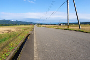 新潟県津南町、段丘上の広域農道の直線路、南から北方面