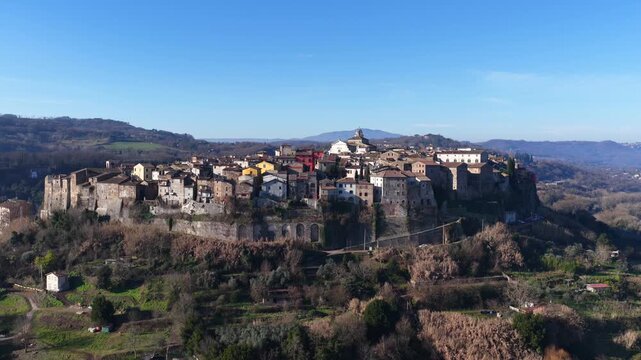 Il borgo di Orte in provincia di Viterbo, Lazio, Italia.
Vista aerea di Orte, arroccato sulla collina vicino all'autostrada Roma-Firenze.