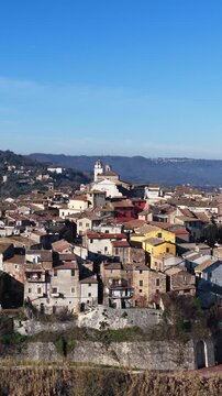Il borgo di Orte in provincia di Viterbo, Lazio, Italia.
Vista aerea di Orte, arroccato sulla collina vicino all'autostrada Roma-Firenze.