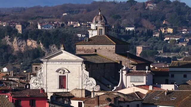 Il borgo di Orte in provincia di Viterbo, Lazio, Italia.
Vista aerea di Orte, arroccato sulla collina vicino all'autostrada Roma-Firenze.