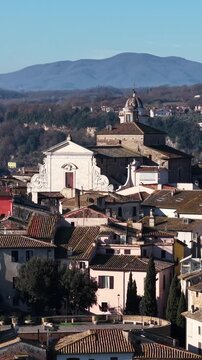 Il borgo di Orte in provincia di Viterbo, Lazio, Italia.
Vista aerea di Orte, arroccato sulla collina vicino all'autostrada Roma-Firenze.