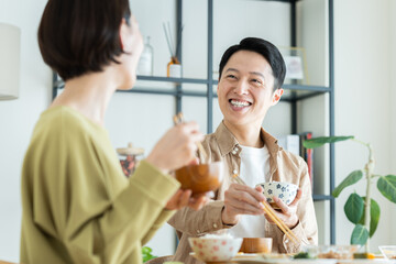 ダイニングで食事をするミドルの夫婦