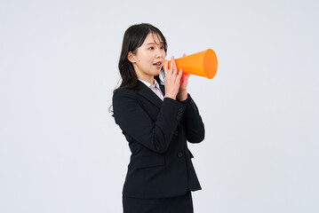 応援のポーズをする若いビジネスウーマン