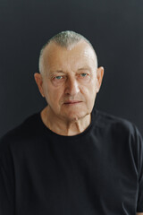 Obraz premium Woman and child unwrap gifts together during holiday season