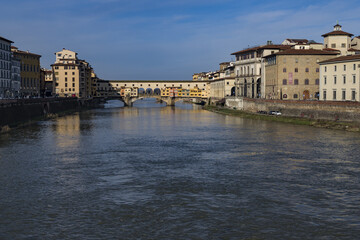 Fototapeta premium Il Ponte Vecchio a Firenze al mattino da Ponte alle Grazie e lungarno Diaz