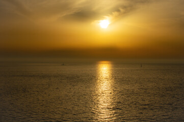 F&auml;hre auf dem Meer vor der K&uuml;ste von C&aacute;diz. . F&auml;hre f&auml;hrt &uuml;ber das ruhige Meer mit Stadtbebauung im Hintergrund an der K&uuml;ste Andalusiens.