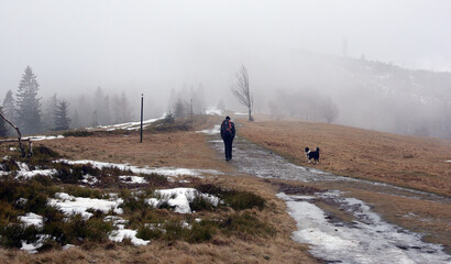 Na szlaku turystycznym w górach. Beskid Śląski - Błatnia © Hanna