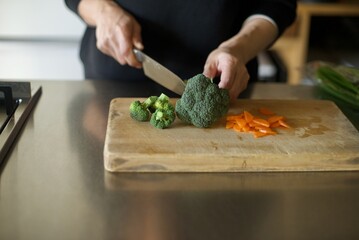 ブロッコリーの株を切り分けているところ