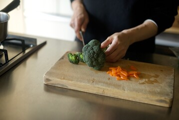 ブロッコリーの株を切り分けているところ