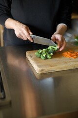 ブロッコリーの株を切り分けているところ