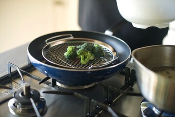 ブロッコリーをフライパンで蒸すところ