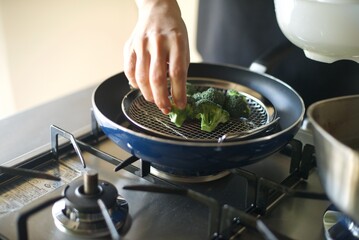 ブロッコリーをフライパンで蒸すところ