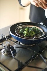 ブロッコリーをフライパンで蒸すところ