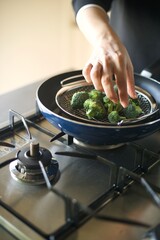 ブロッコリーをフライパンで蒸すところ