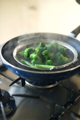 ブロッコリーが蒸しあがったところ