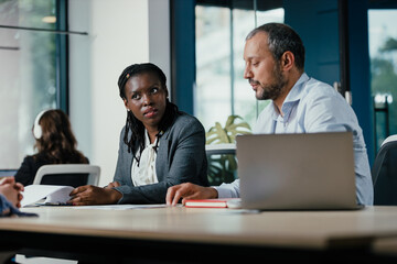Obraz premium Diverse business people collaborating in modern office meeting