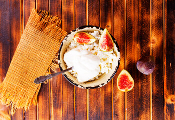 Cream and ricotta cheese figs mousse in bowl