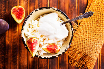 Cream and ricotta cheese figs mousse in bowl