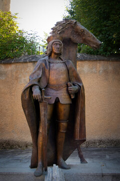 Statue von Kaiser Maximilian I. in Toblach im Pustertal, S&uuml;dtirol, Italien