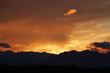 Obraz premium Twilight clouds over quiet mountains