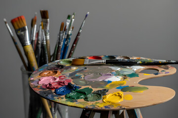 Obraz premium Artist's Palette and Brushes with Colorful Oil Paints
