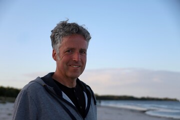 Freundlicher Mann am Meer