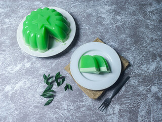 Pandan pudding placed on a white plate looks delicious