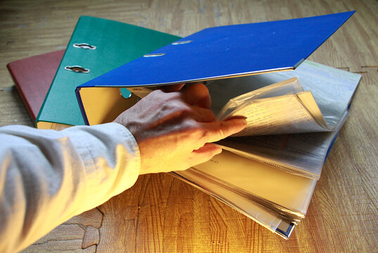 Carpeta archivador con documentos y hojas de papel