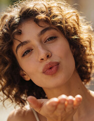 Nahaufnahme Frau mit Kussmund