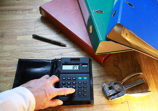 Calculadora, carpeta y contabilidad