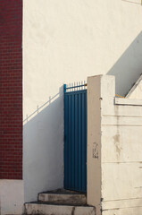 철문과 벽돌집 외관