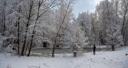 Schneelandschaft mit B&auml;umen in Hamburg Wandsbek an der Wandse