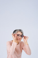 視力の低下に困るシニア女性