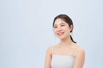 Naklejka premium キャミソール姿の若い女性