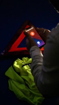 Emergencia en carretera, auxilio y sos con tel&eacute;fono m&oacute;vil de noche en accidente de coche con kit de seguridad y llamada de socorro con sirena de polic&iacute;a