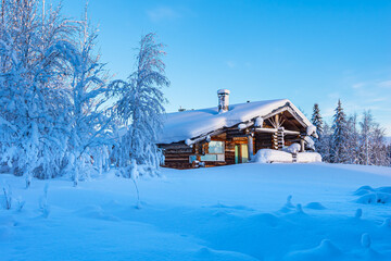 Landschaft im Winter mit Blockhaus und Wald in &Auml;k&auml;slompolo, Finnland