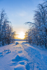 Landschaft im Winter mit Sonnenuntergang und Wald in &Auml;k&auml;slompolo, Finnland