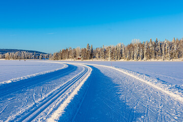 Landschaft im Winter mit Loipe und Wald in &Auml;k&auml;slompolo, Finnland