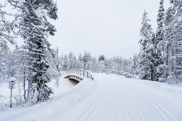 Landschaft im Winter mit Loipe und Br&uuml;cke in &Auml;k&auml;slompolo, Finnland