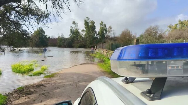 Vigilancia policial en zona afectada por inundaciones