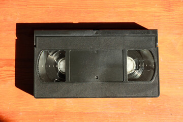 Obraz premium 机の上のVHSビデオテープ