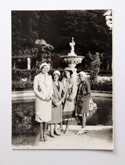 FOTO ANTICA CHE RITRAE 4 FIGURE FEMMINILI ELEGANTI IN POSA ALL' APERTO