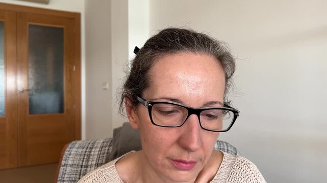 Plano detalle de ojos con gafas movi&eacute;ndose mientras lee