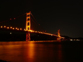 Obraz premium Golden Gate Bridge closeup at night