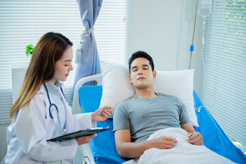 Obraz premium A male patient presented with abdominal cramps and inflammation. He was examined by a doctor for gastrointestinal problems, including nausea and severe abdominal discomfort.