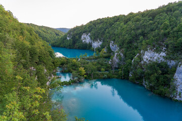 Obraz premium Plitvice Lakes, Croatia - August 16, 2025: Scenic landscape of turquoise lakes and waterfalls in National Park.