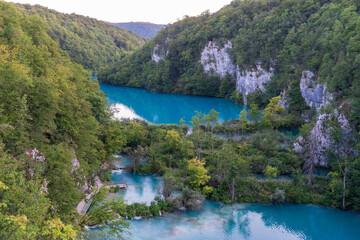 Fototapeta premium Plitvice Lakes, Croatia - August 16, 2025: Scenic landscape of turquoise lakes and waterfalls in National Park.