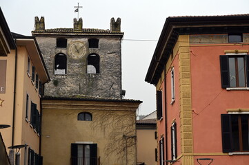 Altstadt von Garda mit Uhrturm
