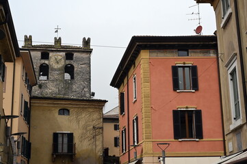 Altstadt von Garda mit Uhrturm