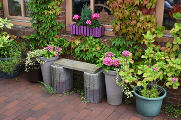 Blumen an einem Haus in Ostfriesland